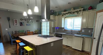 Spacious 5-bedroom house in charming Cowley with AC and a view of the Pryor Mtns