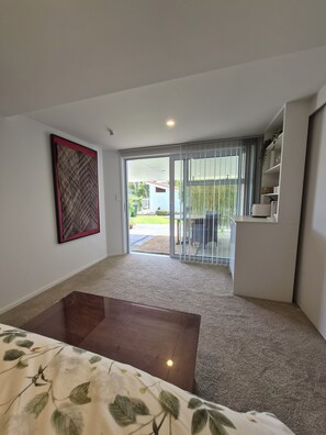 Interior - Cosy studio with AC and pool access (Whakatāne)