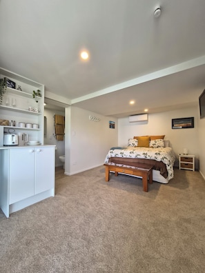 1 bedroom, WiFi, bed sheets - Cosy studio with AC and pool access (Whakatāne)