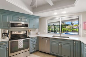 Een koelkast, een microgolfoven, een oven, een kookplaat