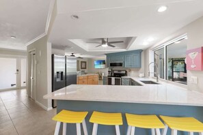 Een koelkast, een microgolfoven, een oven, een kookplaat