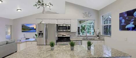 Jääkaappi, mikroaaltouuni, uuni, liesi