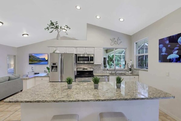 Refrigerador, microondas, horno y parrilla de estufa 