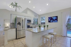 ثلاجة، ميكروويف، فرن، موقد طهي مسطح