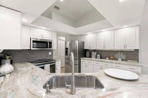 R éfrigérateur, micro-ondes, four, plaque de cuisson