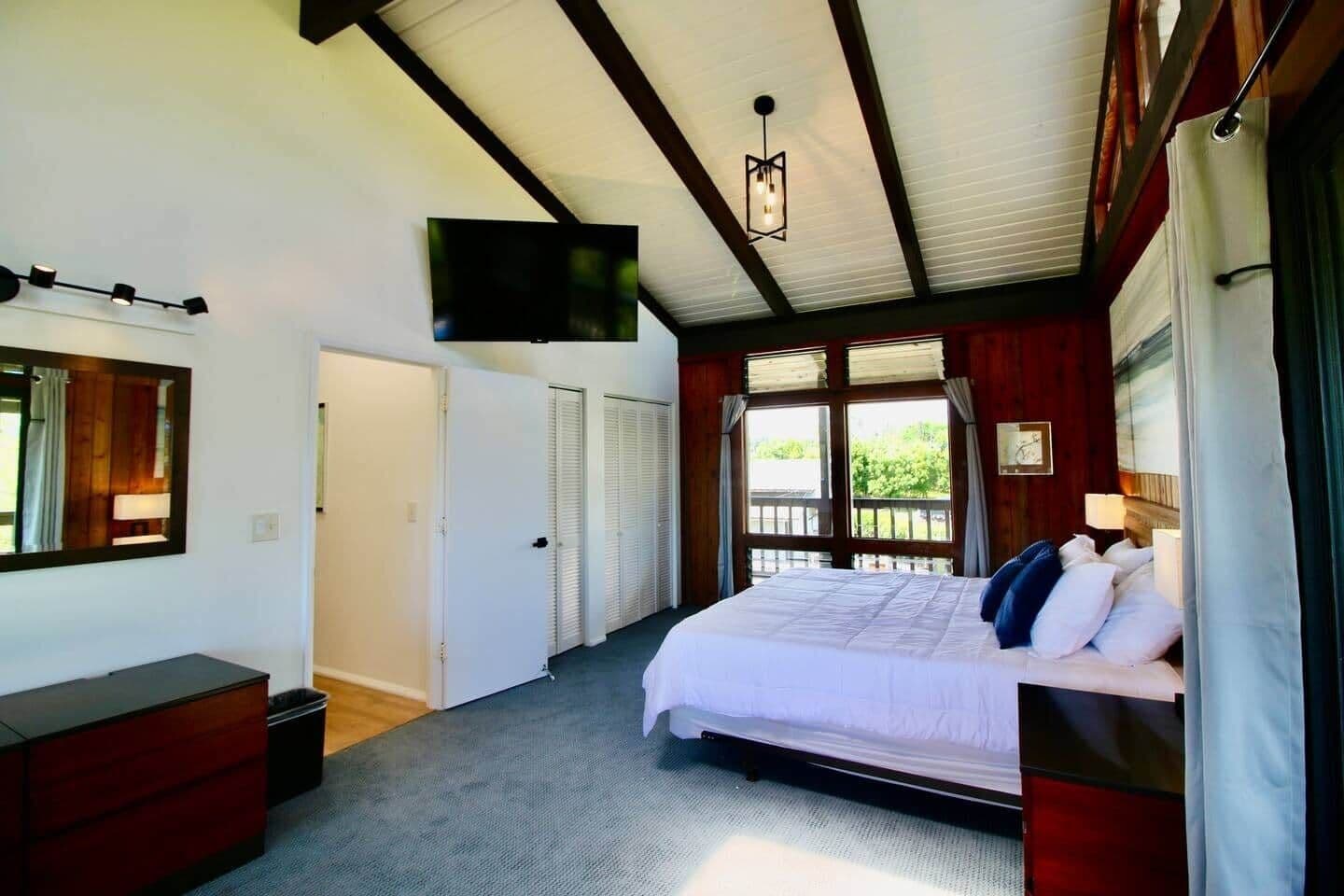 6 bedrooms, iron/ironing board, WiFi, bed sheets