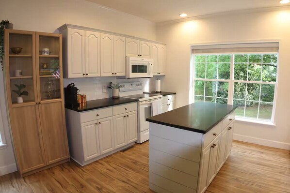 微波炉、烤箱、炉灶、洗碗机