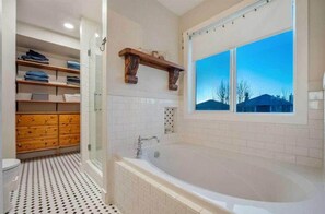 Haartrockner, Bidet, Handtücher, Seife