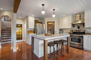 Four Ă micro-ondes, un four, surface de cuisson, lave-vaisselle