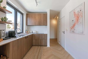 Een koelkast, een microgolfoven, een oven, een vaatwasser