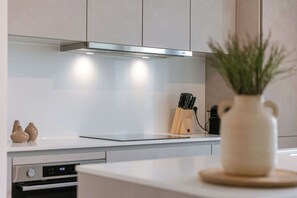 Frigorífico, microondas, horno y placa de cocina