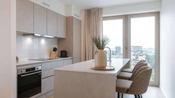 Een koelkast, een microgolfoven, een oven, een kookplaat