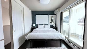 Escritorio, tabla de planchar con plancha, wifi y ropa de cama