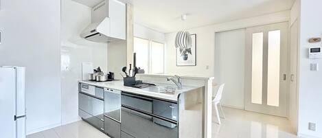 Réfrigérateur, four à micro-ondes, un four, surface de cuisson