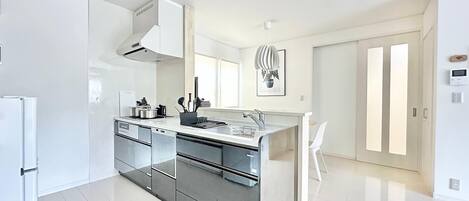 Kühlschrank, Mikrowelle, Ofen, Herdplatte