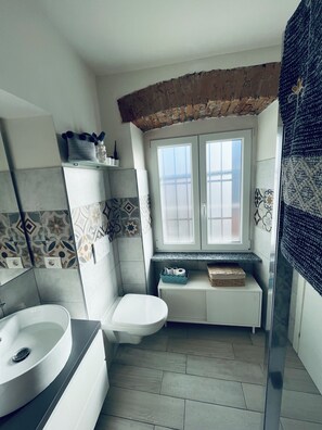 Séchoir à cheveux, bidet, serviettes fournies, savon