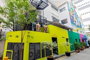 المنشأة من الخارج