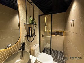 Chuveiro, banheira de hidromassagem, secador de cabelo, toalhas de banho
