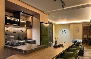 Mikrowelle, Herdplatte, Wasserkocher mit Kaffee-/Teezubehör