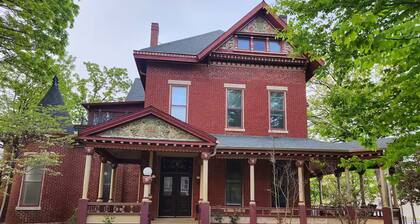 The Keet McElhany Mansion- Historic 5 bed Heart of Downtown