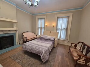 5 bedrooms, iron/ironing board, WiFi, bed sheets