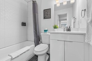 Een douche, een haardroger, handdoeken, shampoo