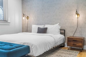 Escritorio, tabla de planchar con plancha, wifi y ropa de cama 