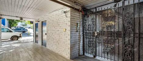 المنطقة المحيطة بالمنشأة