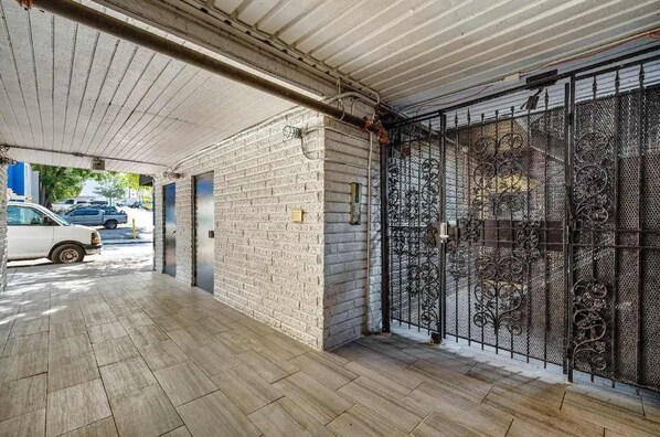 المنطقة المحيطة بالمنشأة