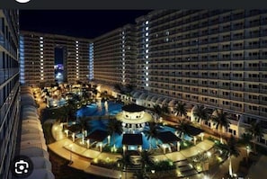 2 outdoor pools - Royal Purple Cinema Room (Pasay)