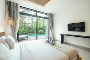 Une chambre moderne avec un grand lit, un téléviseur fixé au mur et une vue sur une piscine, visible à travers de grandes fenêtres.