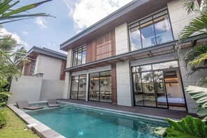 Villa (5 Bedrooms) | Front of property