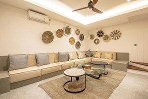 Villa (5 Bedrooms) | Exterior