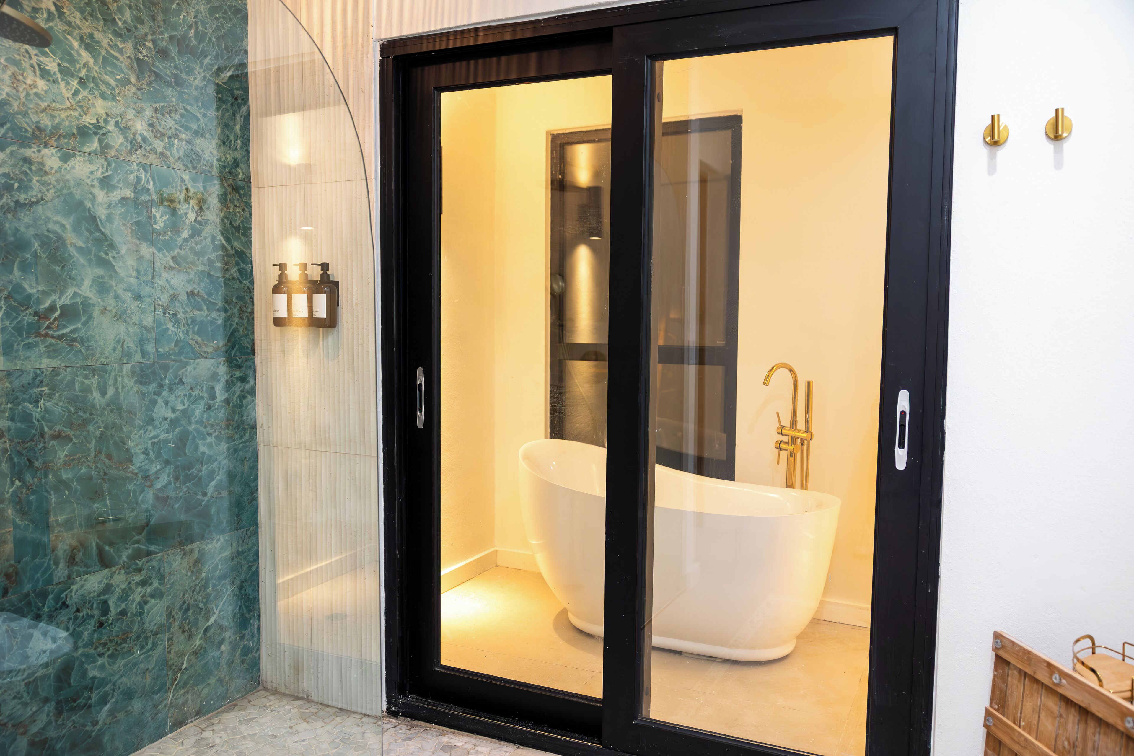 Suite Studio Luxe, balcon, vue piscine | Baignoire relaxante profonde