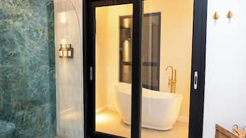 Suite monolocale Luxury, balcone, vista piscina | Vasca da bagno a immersione totale