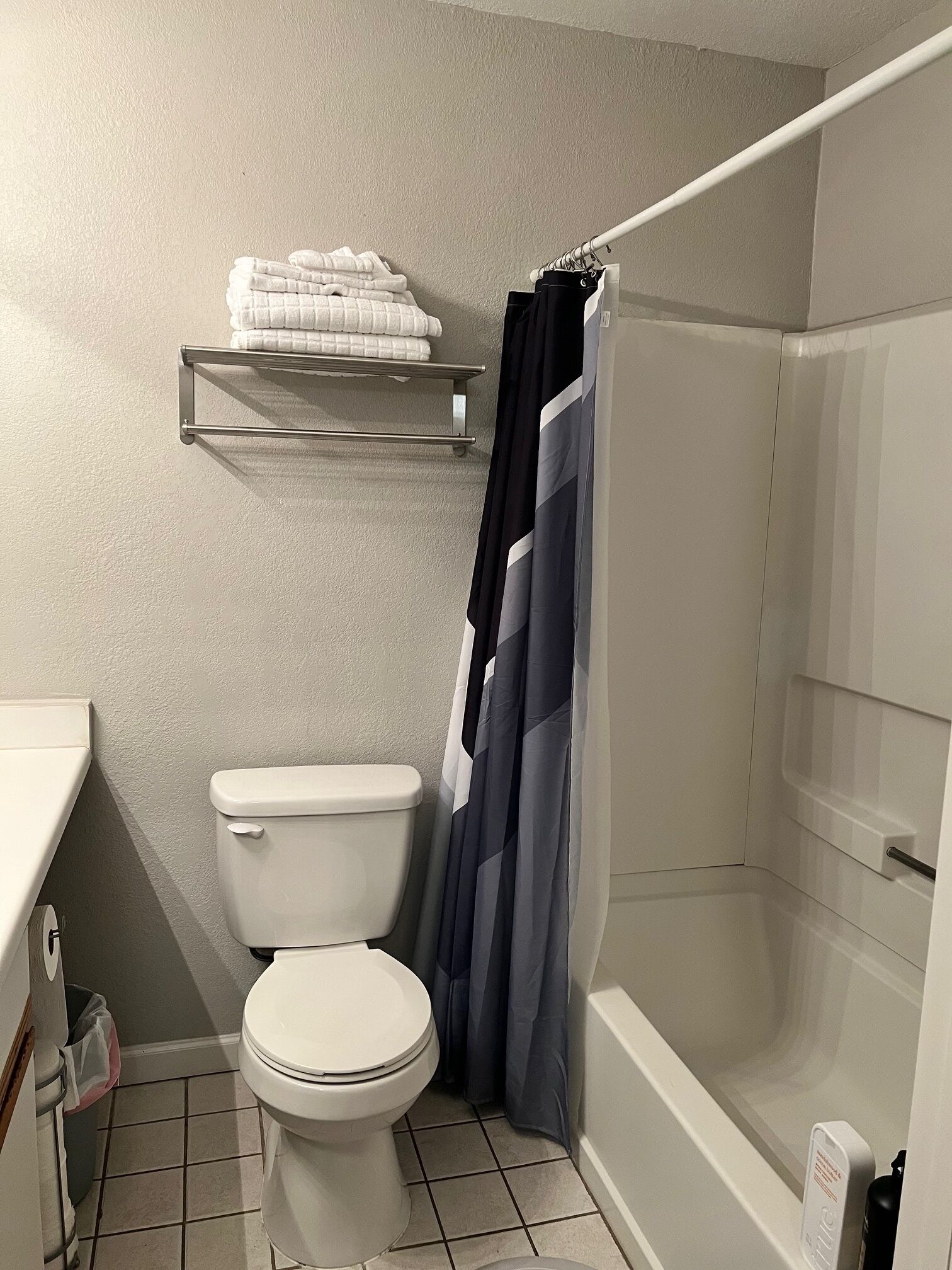 Haartrockner, Handtücher, Seife, Toilettenpapier