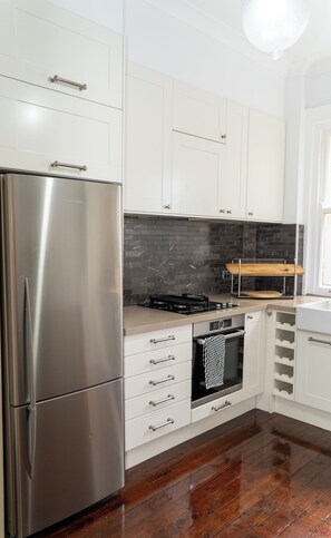 Refrigerador, microondas, horno, placa de cocina