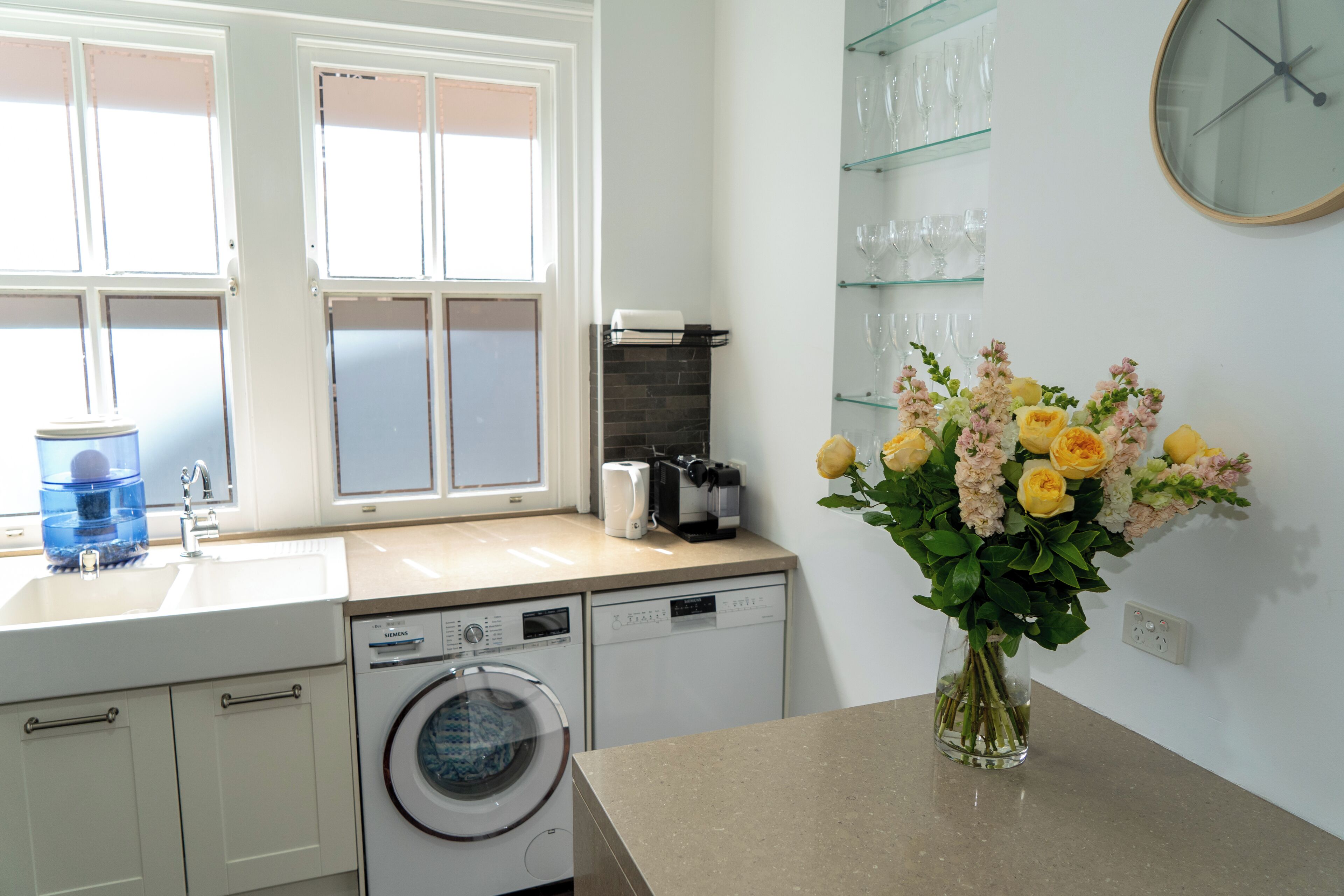 Kylskåp, mikrovågsugn, ugn och spishäll