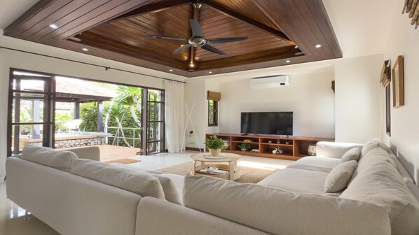 Villa, Terrasse, Poolblick | Wohnbereich