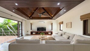 Villa - uteplats - utsikt mot poolen | Vardagsrum | 55-tums tv med kabelkanaler