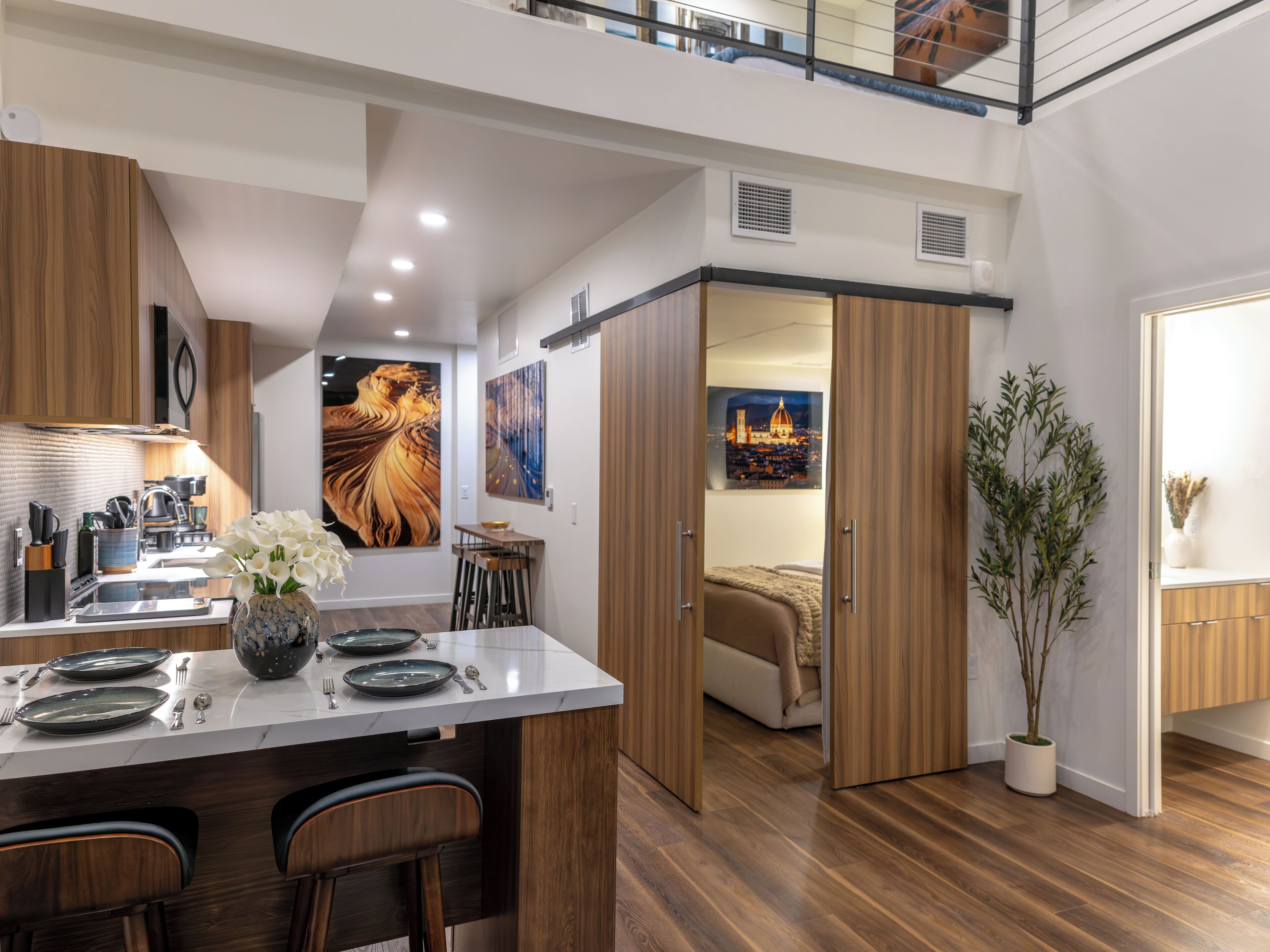 2 quartos, escrivaninha, ferros/tábuas de passar roupa