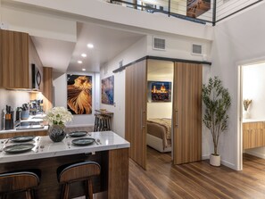 2 bedrooms, desk, iron/ironing board, free WiFi - Luxury Downtown Penthouse - 2 Bd City Views + Balcony close to everything! (Salt Lake City)