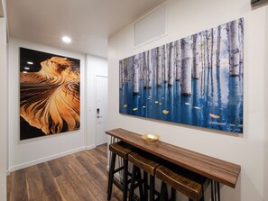 Interior - Luxury Downtown Penthouse - 2 Bd City Views + Balcony close to everything! (Salt Lake City)