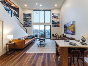 Smart TV - Luxury Downtown Penthouse - 2 Bd City Views + Balcony close to everything! (Salt Lake City)