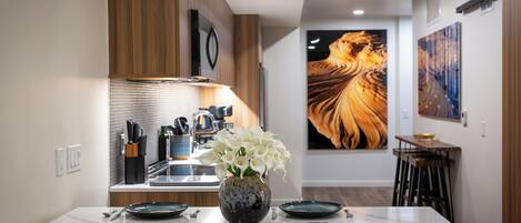 Køleskab, mikrobølgeovn, ovn, kogeplade