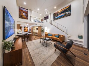 Living area - Luxury Downtown Penthouse - 2 Bd City Views + Balcony close to everything! (Salt Lake City)