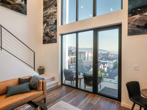 Luxury Downtown Penthouse - 2 Bd City Views + Balcony close to everything!
