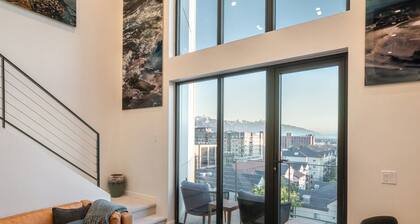 Luxury Downtown Penthouse - 2 Bd City Views + Balcony close to everything!