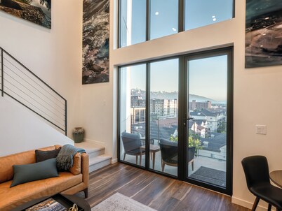 Luxury Downtown Penthouse - 2 Bd City Views + Balcony close to everything!