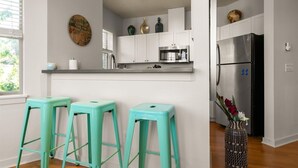 Wasserkocher mit Kaffee-/Teezubehör, Kühlschrank, Mikrowelle, Ofen